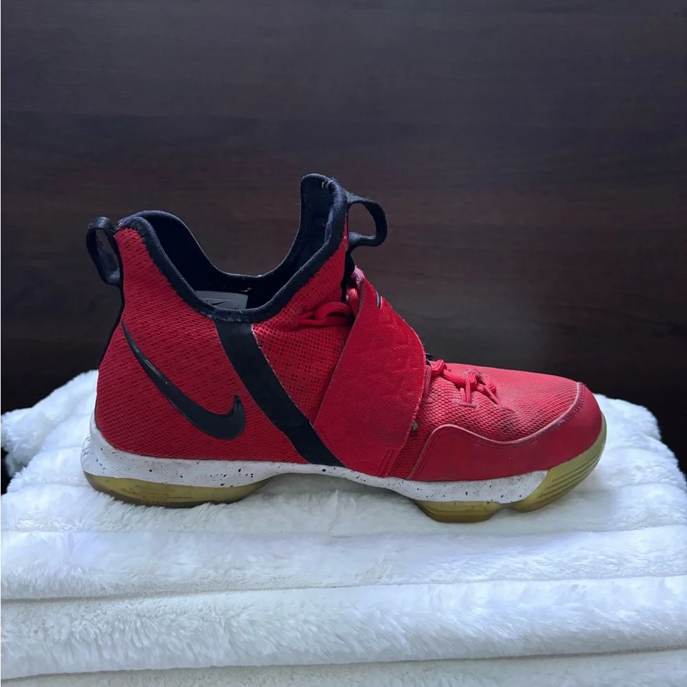 Nike Lebron 14's‎ Youth Size 6.5 Red Black Shoes